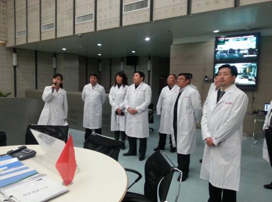 图111:2013年2月在刘坚总经理的陪同下,365bet游戏网站李中耀书记和其他校领导在中国移动集团新疆有限公司参观365bet游戏网站为新疆移动开发的项目成果