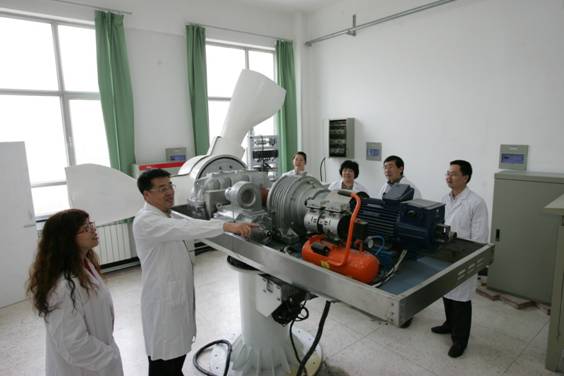 图106:学科带头人王维庆教授及团队成员正在对独立变桨距控制策略和动态特性进行验证